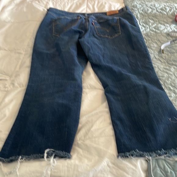 Levi jeans classic boot with fraying on the bottom size 33 waist - Picture 2 of 4